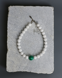 Бусы с акцентной бусиной из малахита