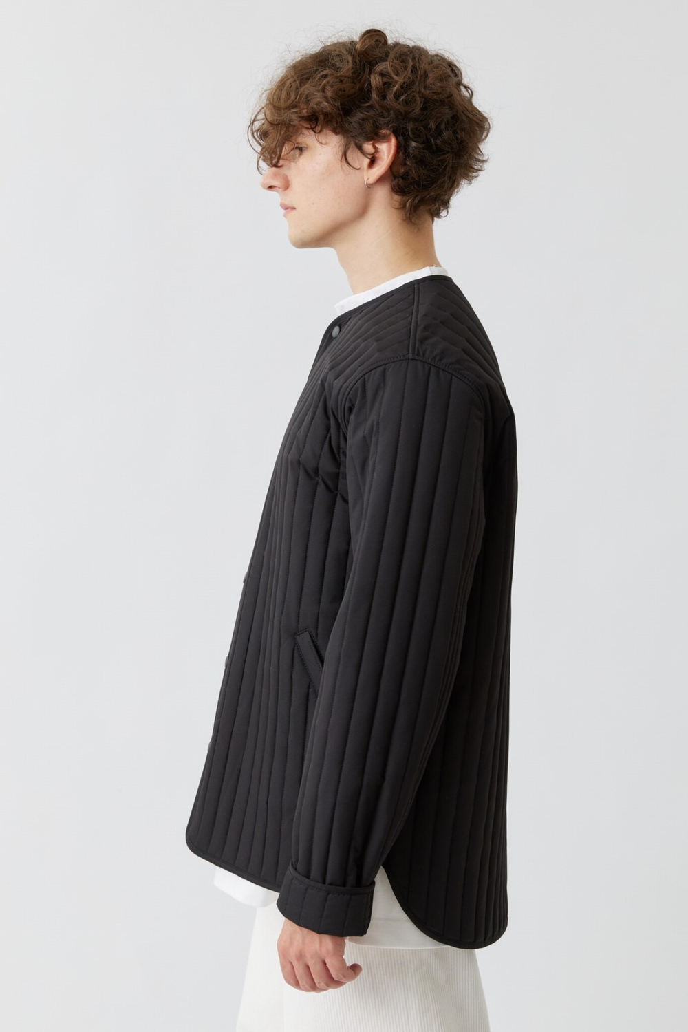 Стеганая куртка черного цвета из бархатистой мембраны