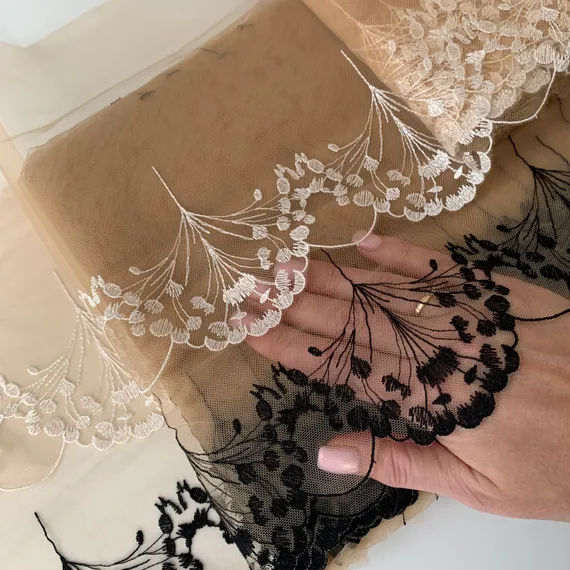 Вышивка на сетке телесная/черная 22 см