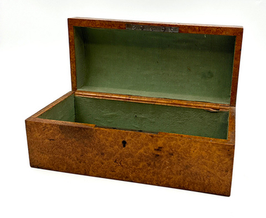 Шкатулка довоенная деревянная. СССР.  Первая половина XX в. Кап, столярная работа, ткань20,5×8×9 см;