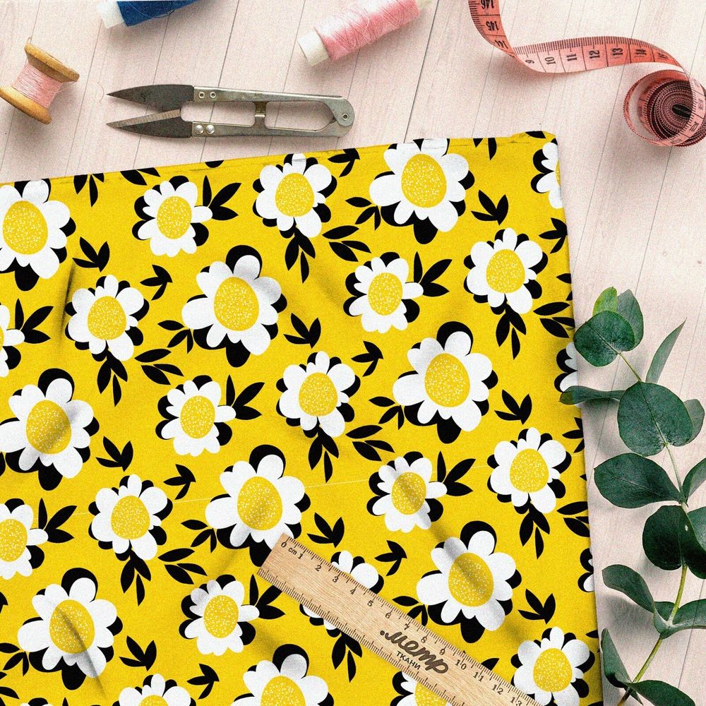 Ткань атлас ромашки на жёлтом фоне