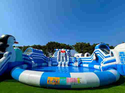 Надувной наземный аквапарк «Морское царство 3» с фигурой пингвина, 21*20*6 м