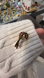 Новогодняя брошь карамельная трость