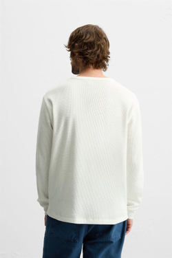 ZARA ФУТБОЛКА ИЗ РЕЛЬЕФНОЙ ТКАНИ С ВОРОТНИКОМ И ПУГОВИЦАМИ, ЖЕЛТОВАТО-БЕЛЫЙ