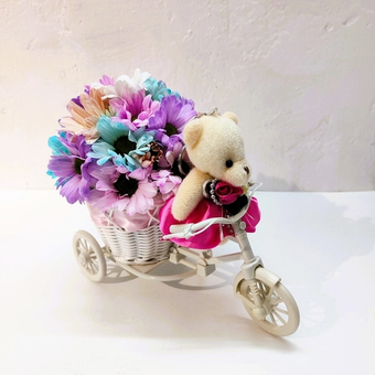 Цветная хризантема в кашпо велосипед с игрушкой