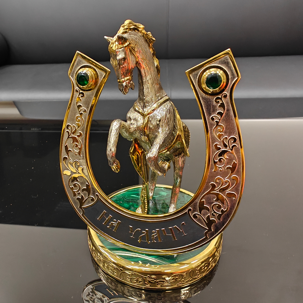 Сувенирный конь с подковой "На удачу" (Златоуст) с малахитом
