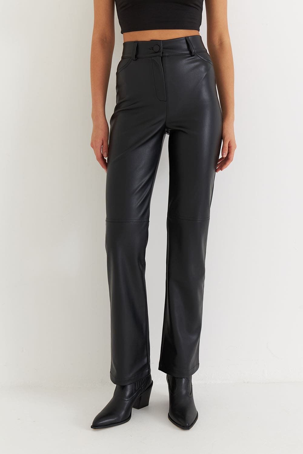 Брюки из экокожи прямые черного цвета