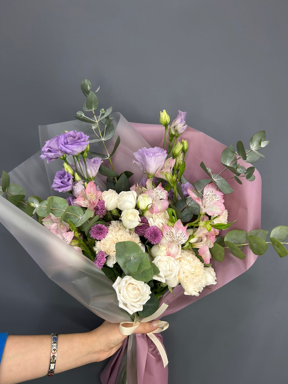 Букет из кустовых роз, альстромерии, диантусов