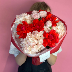 Авторский букет из розовой гортензии , французской розы Нина и кустовой розы Бомбастик 310120262