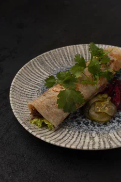 Роти с говяжьим ребром и салатом Коул Слоу