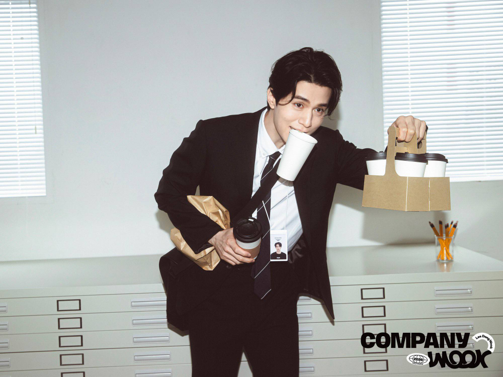 Набор LEE DONGWOOK 2026 SEASON’S GREETINGS : COMPANY WOOK + предзаказный подарок