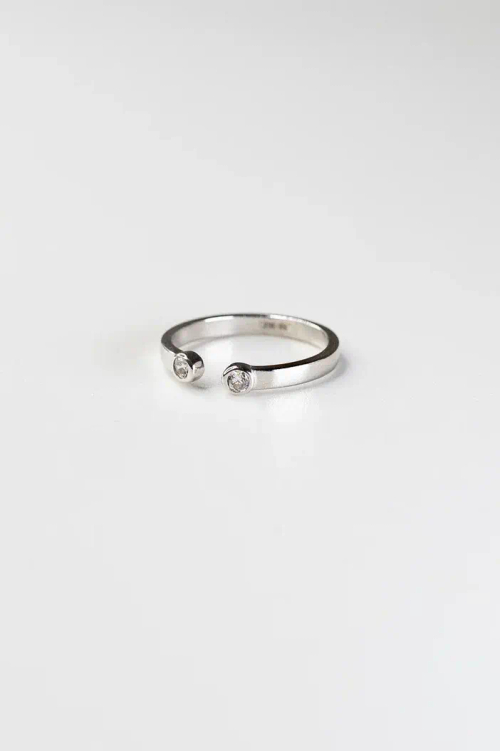 Фаланговое незамкнутое кольцо с фианитами