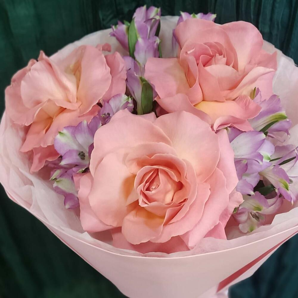 Букет из 3 французских роз с альстромерией