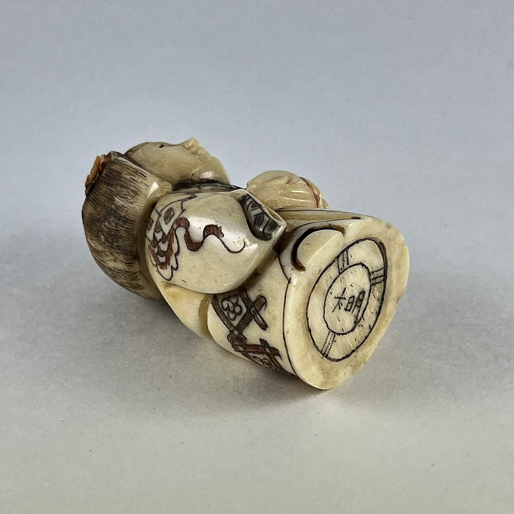 Статуэтка нэцкэ Гейша с большим персиком