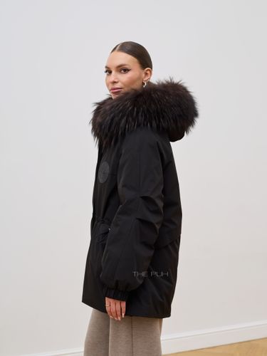 Черная пуховая парка с меховым капюшоном