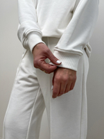 Костюм с разрезами на рукавах 2