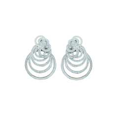Серьги Swirl в виде колец разного диаметра украсят ушки каждой девушки. Блеск фианитов и эффектные переливы серебра делают ювелирное изделие особенным. С таким аксессуаром вы будете в тренде. Украшение выполнено из качественного серебра 925-й пробы. Оно отлично будет смотреться в сочетании с другими ювелирными изделиями. Чтобы выбрать и заказать серьги по адекватной цене, загляните в каталог нашего интернет-магазина. Доставка украшений по Москве осуществляется курьерской службой. Также мы доставим ювелирные изделия в любой регион РФ.