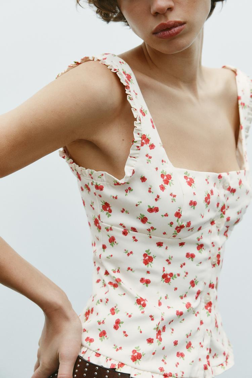ZARA ТОП ИЗ ЭЛАСТИЧНОГО ПОПЛИНА С ЦВЕТОЧНЫМ ПРИНТОМ, ЭКРЮ/КРАСНЫЙ