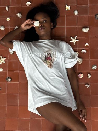 Белая хлопковая футболка с устрицей