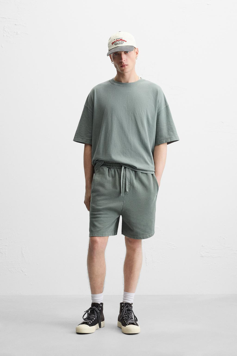 ZARA ШОРТЫ-ДЖОГГЕРЫ СВОБОДНОГО КРОЯ С ЭФФЕКТОМ ПОТЕРТОСТИ, ЛИНЯЛЫЙ ЗЕЛЕНЫЙ