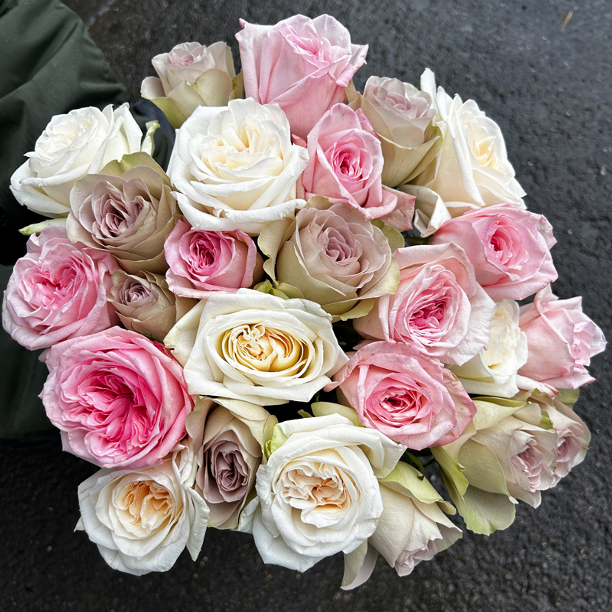 Небесный микс — букет интерьерных и ароматных роз