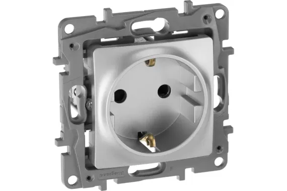 Розетка Legrand Etika с заземлением и шторкой алюминий 25627