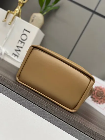 Сумка Loewe Squeeze среднего размера из кожи ягненка наппа коричневый