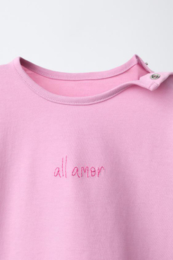 ZARA НАБОР ИЗ ТРЕХ ФУТБОЛОК С СЕРДЦАМИ И ВЫШИТЫМ ТЕКСТОМ, РОЗОВЫЙ