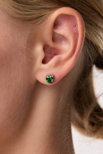 Серьги пусеты сердца изумруд