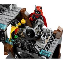 Вторжение Глиноликого в бэт-пещеру DC Super Heroes LEGO