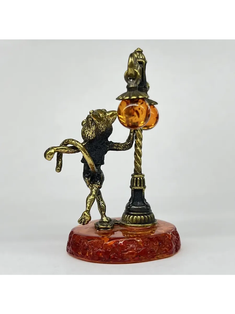 Бронзовая статуэтка на янтаре