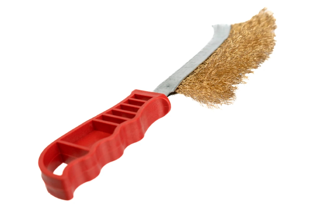 Щетка ручная с пластиковой ручкой по металлу латунная