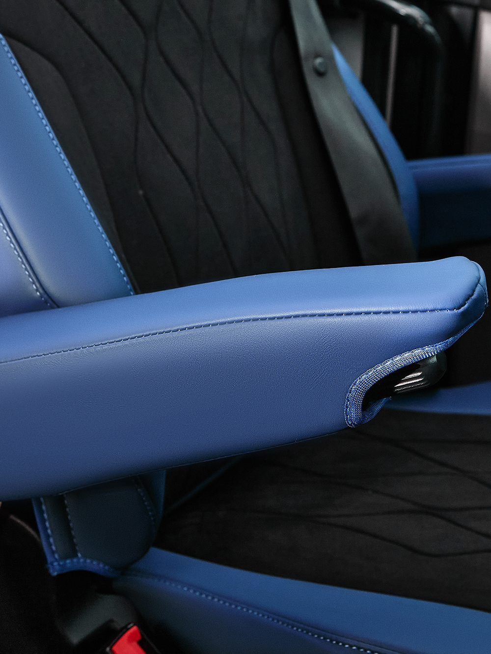 Чехлы Люкс MAN TGX, TGS с 2021 года без регулировки ремня безопасности водителя по высоте (экокожа, синий, черная вставка)