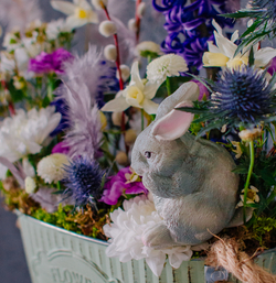 166. Нежная праздничная композиция с гиацинтами и нарциссами