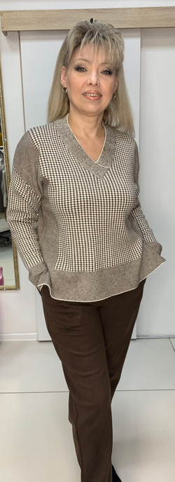 Теплый бежево-коричневый джемпер с разрезами