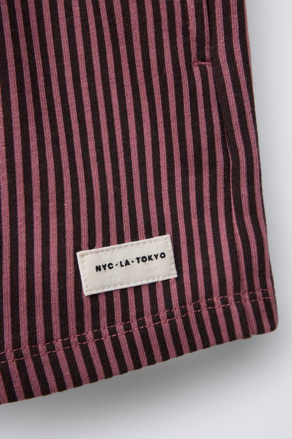 ZARA ШОРТЫ ИЗ МЯГКОЙ ТКАНИ В ПОЛОСКУ С НАШИВКОЙ, ТЕМНО-РОЗОВЫЙ