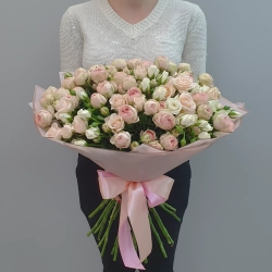 Нежно-розовая кустовая роза в букете.