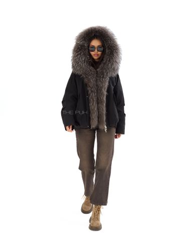 Пуховая парка черного цвета с мехом енота