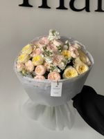 Букет сборный нежный с маттиолой и кустовой розой