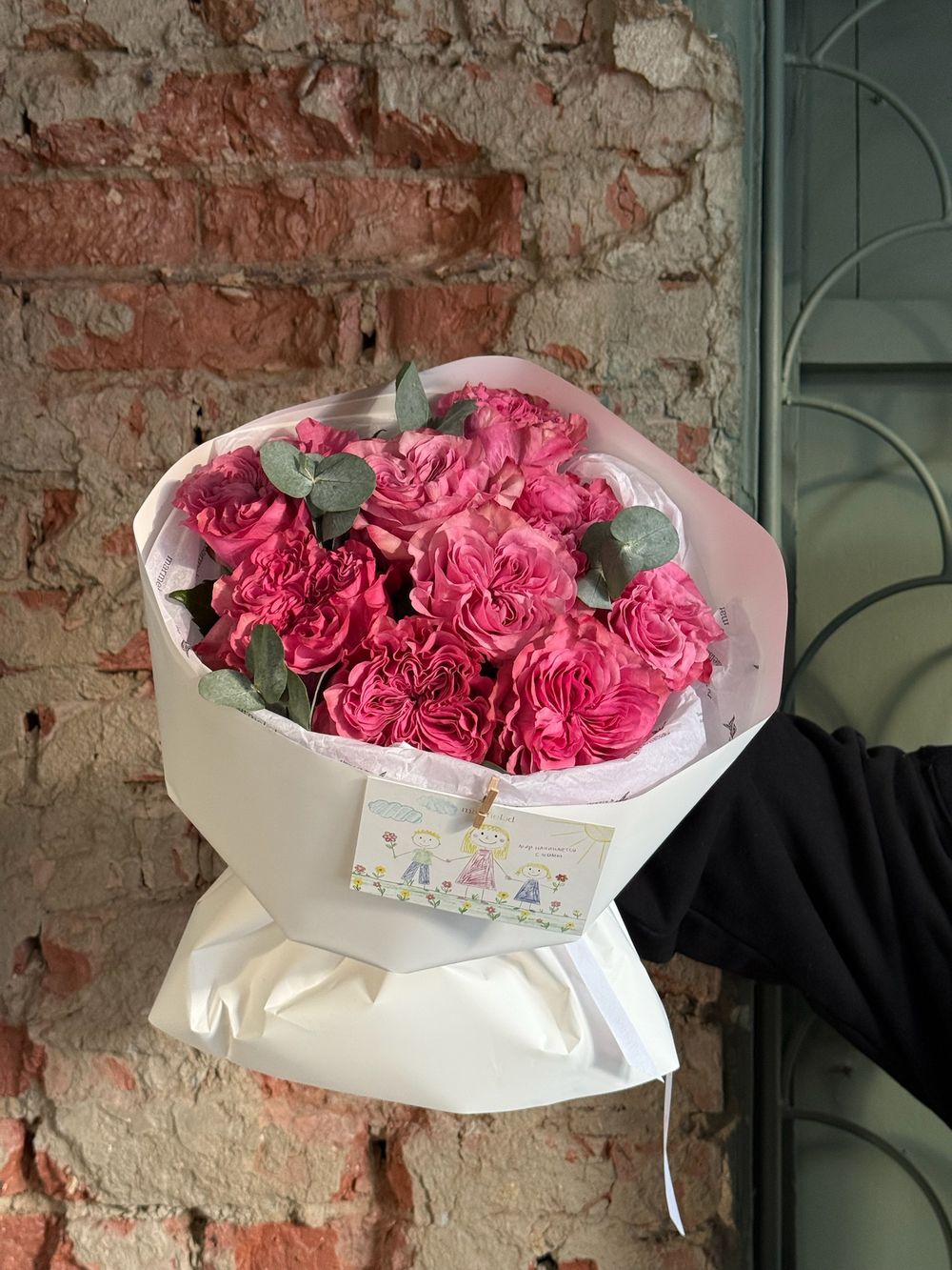 Букет из яркой одноголовой розы и эвкалипта 9 шт