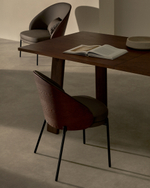 Стул Eamy из коричневой экокожи, ясеневого шпона с отделкой под орех и черного металла