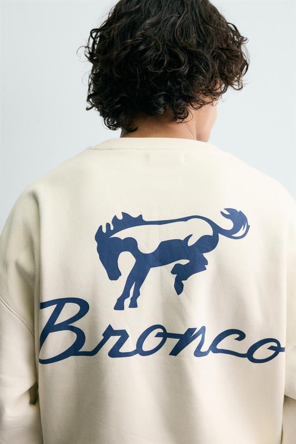 ZARA Х FORD ТОЛСТОВКА С КОМБИНИРОВАННЫМ ПРИНТОМ, ЖЕЛТОВАТО-БЕЛЫЙ