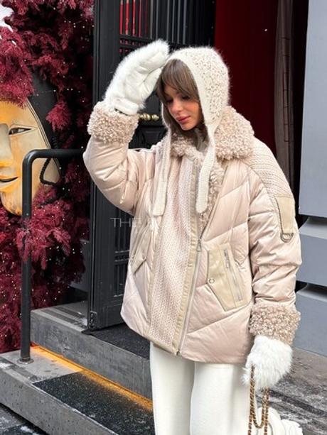 Бежевый пуховик с воротником из овечьей шерсти