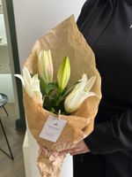 Букет из одной ветки лилии