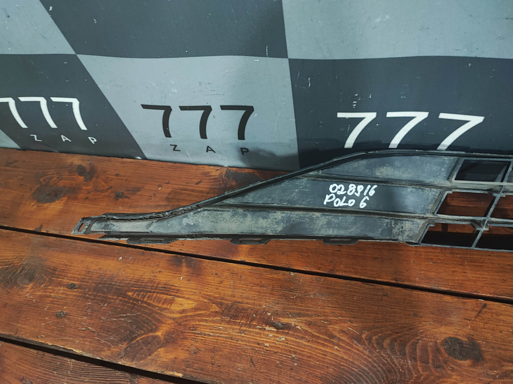 Решетка переднего бампера Volkswagen Polo 6 20-нв Б/У Оригинал 6N5853677