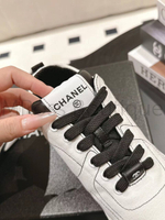 Женские кроссовки Chanel белого цвета с логотипом