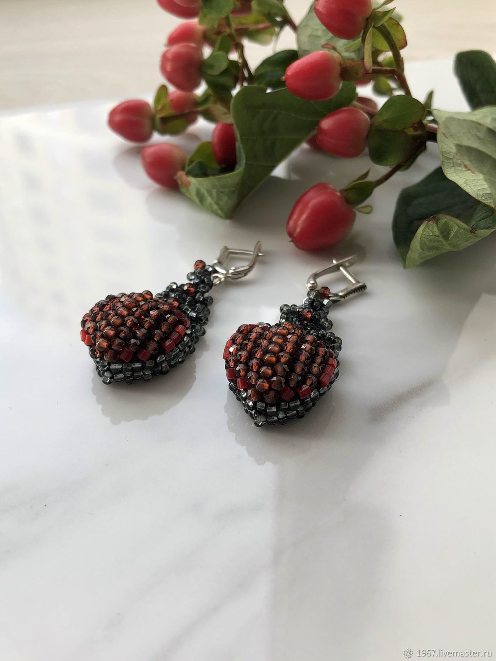 Серьги из бисера "Ника" ручной работы с камнем Гранат