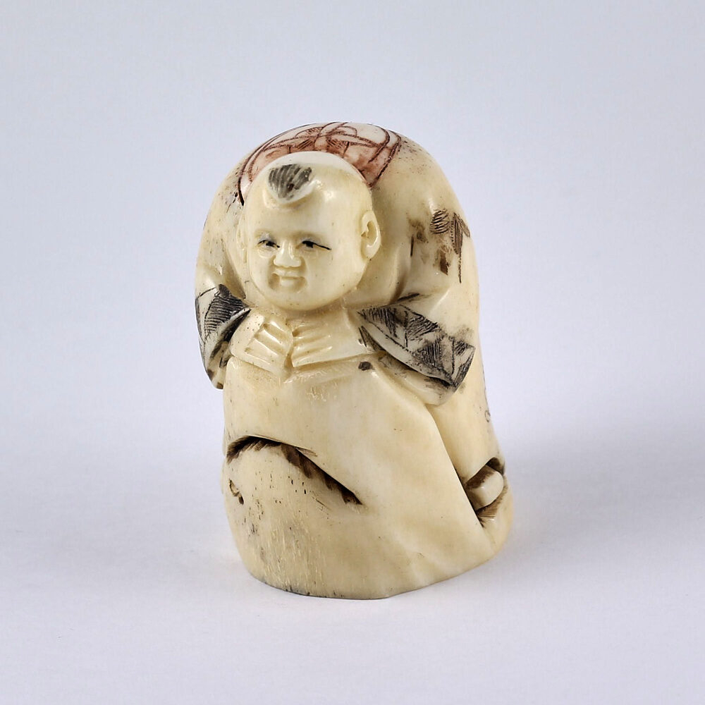 Нэцкэ Молодой монах поймал акулу