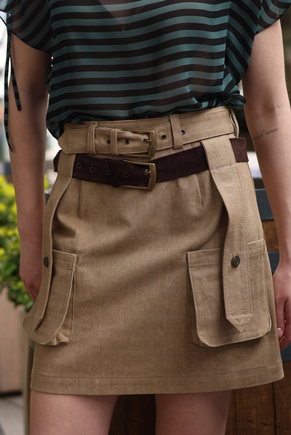 Юбка из джинсовой ткани с карманами и двойным ремнем