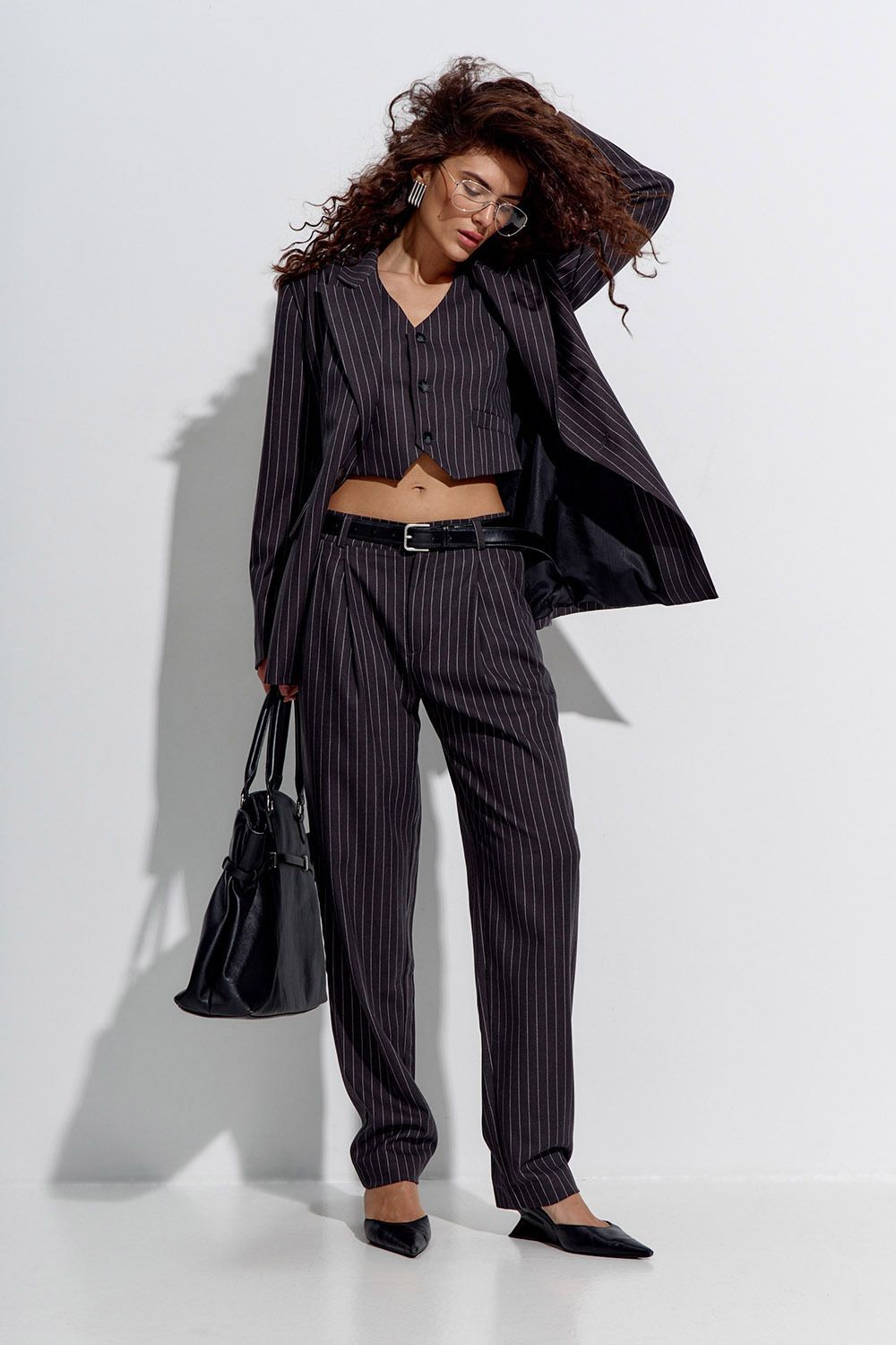 Брюки бананы в полоску темно-серого цвета